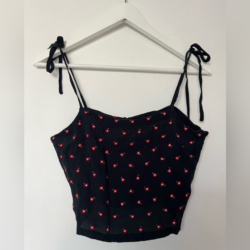 BRANDY MELVILLE BLACK TOP W RED FLOWERS